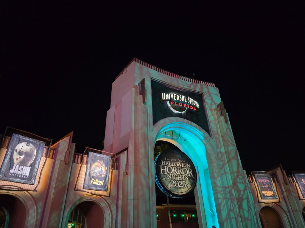 HHN entrance medallion